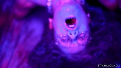 ទារកសម្រេចកាមដោយខ្លួនឯងនៅលើកាមេរ៉ា ហើយនាំខ្លួននាងដល់ចំណុចកំពូល។